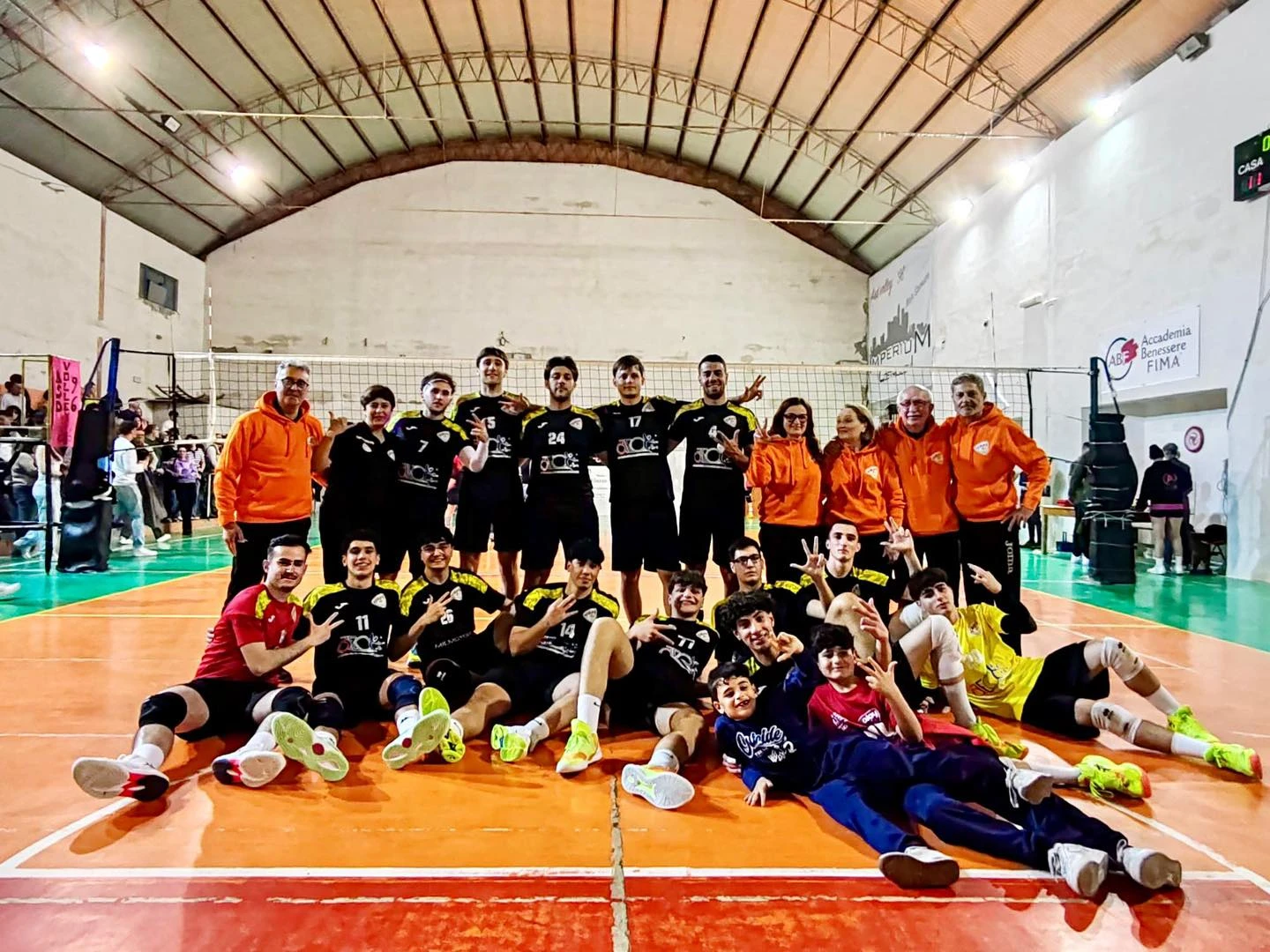 Foto di gruppo della Serie C maschile Play Volley dopo il derby a Milazzo, stagione 2025/26