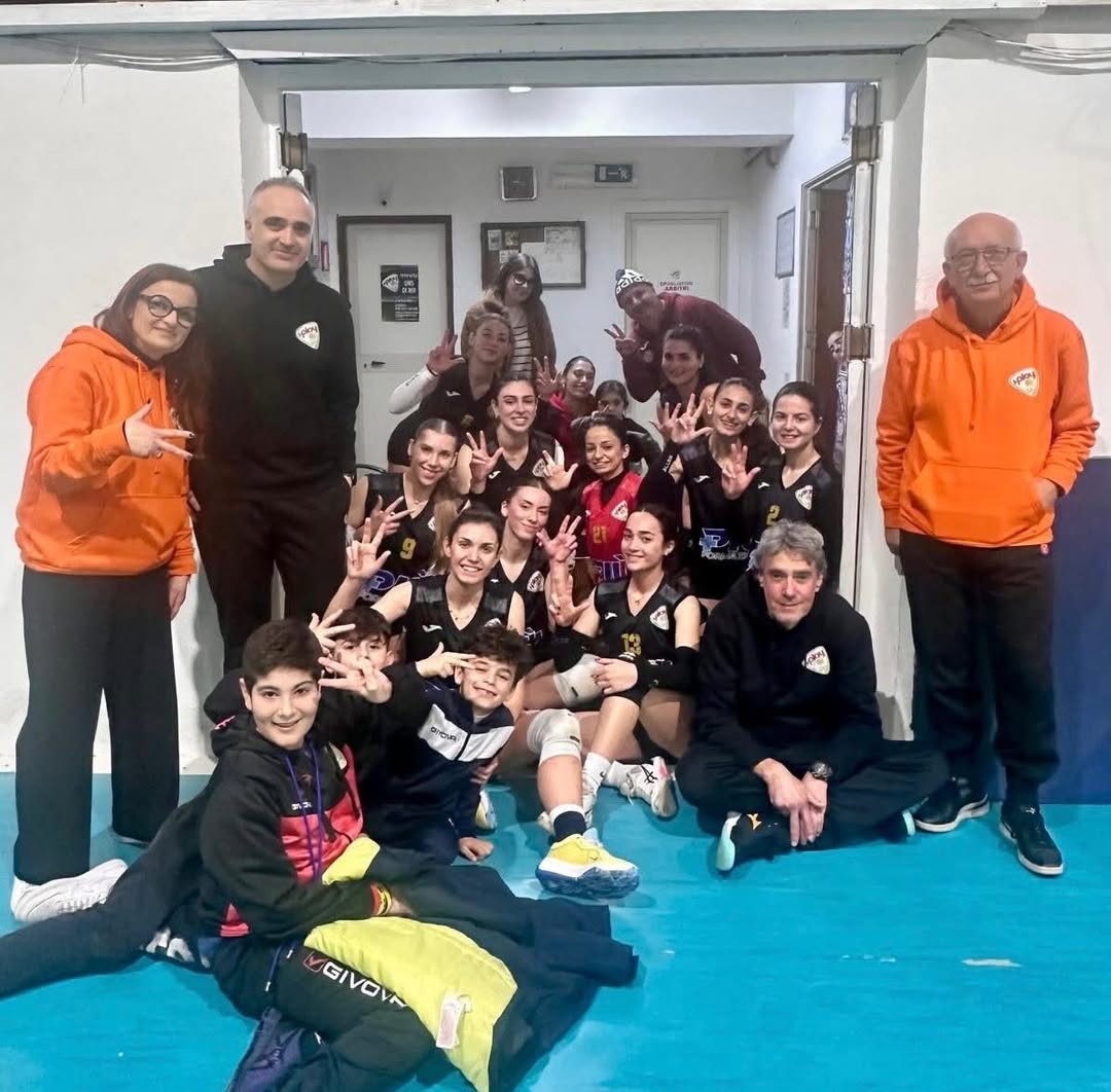 Serie C femminile Play Volley con lo staff dopo il derby con Torregrotta, stagione 2025/26. Foto di gruppo dal post ufficiale del 21 marzo 2026.