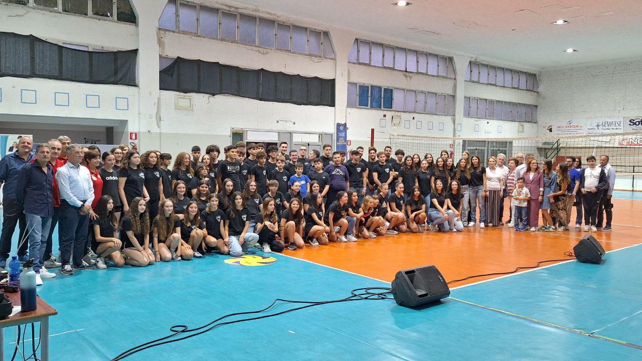 Foto collettiva della presentazione Play Volley all’Aia Scarpaci, con gruppi maschili, femminili e giovani. Archivio 2024/25.