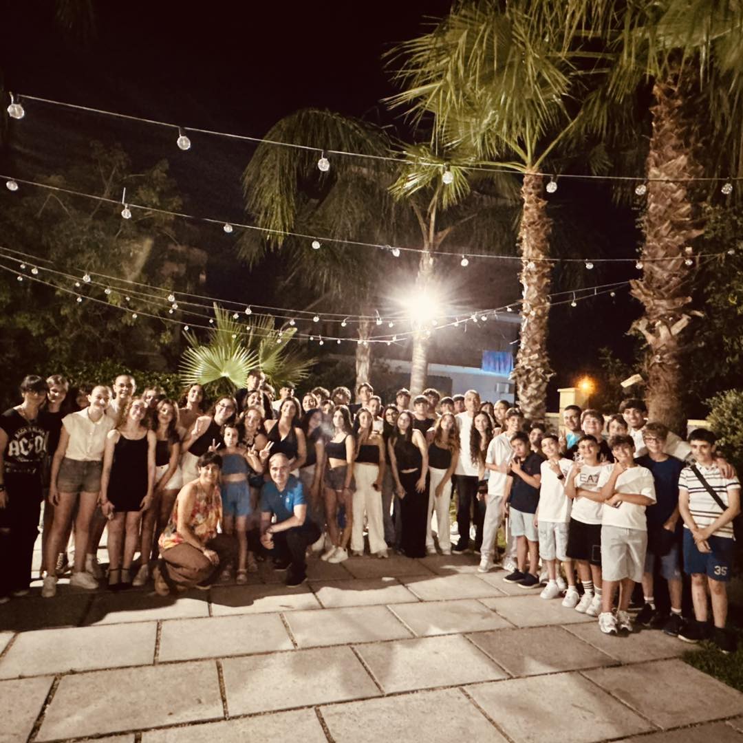 Una parte del settore giovanile Play Volley e lo staff alla festa di fine stagione 2025/26 presso A Fuoco Lento.